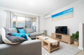 Relaxing Redcliffe Retreat - pool and parking